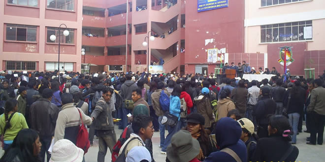 Estudiantes de la UPEA en el patio central de esta universidad.