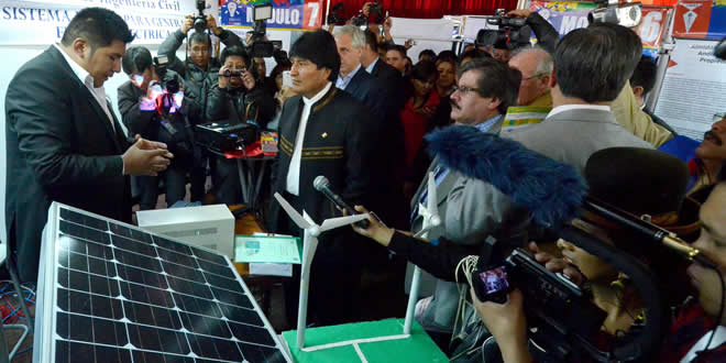 Evo Morales recorre la exposición de ciencia de universidades.