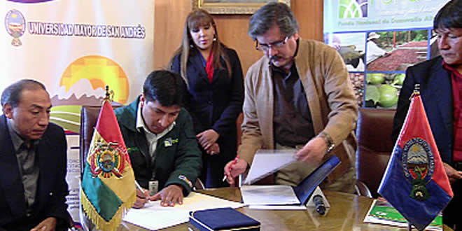 Firma de acuerdo entre Fonadal y UMSA