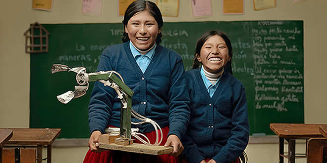 Esmeralda Quispe (12) y Eirika Mamani (11) ganaron en robótica con un brazo hidráulico en 2014.