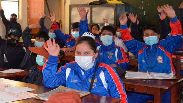 Estudiantes de una unidad educativa fiscal de La Paz al inicio de la Gestión educativa.