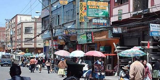 Una de las calles comerciales de la ciudad de El Alto