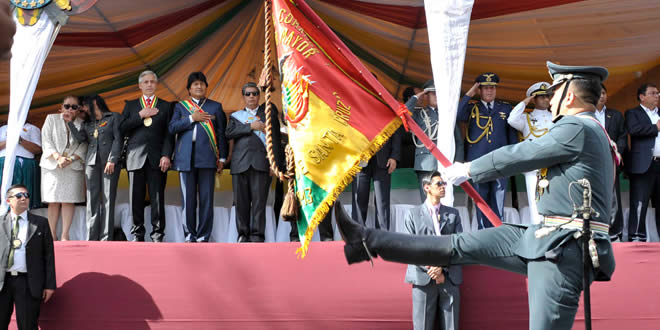 Autoridades del país rinden homenaje a la bandera boliviana