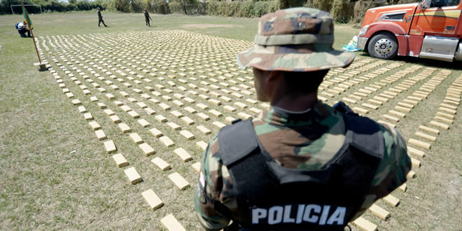 Fuerza Especial de Lucha Contra el Narcotráfico muestra la marihuana decomisada en Yacuiba.