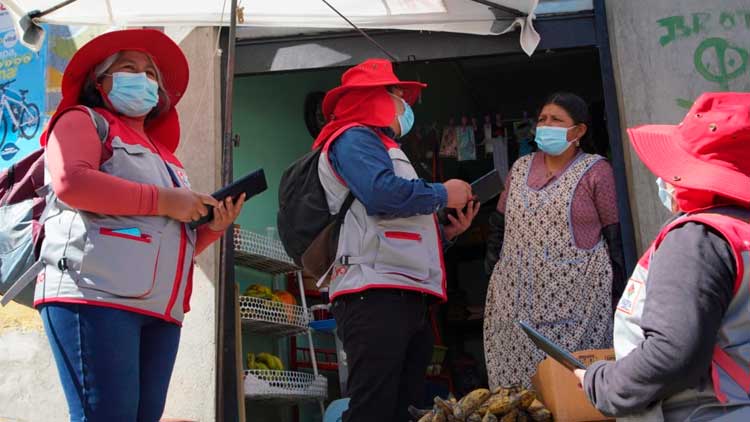 Brigadas del Instituto Nacional de Estadística (INE) encuestan en la ciudad de La Paz.