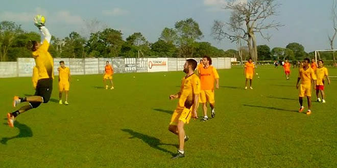 Jugadores de The Strongest en la sesión de ayer por la tarde en cancha de Blooming.