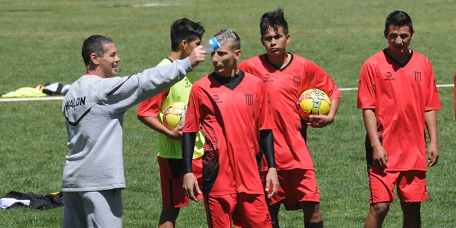 Caballero da instrucciones a los jugadores. Atiende de cerca Escobar. El Tigre viajó ayer a Potosí.