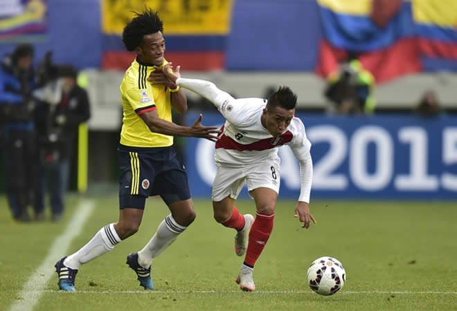 El peruano Christian Cueva (der.) deja en el camino al colombiano Juan Cuadrado.