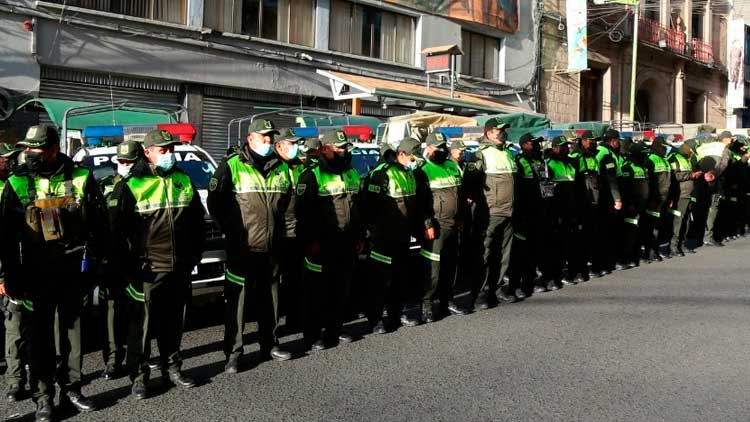 Los uniformados de la Policía boliviana se distribuirán en sitios con gran afluencia de la población.