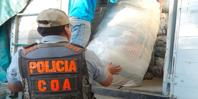 Ropa usada confiscada por la Aduana Nacional de Bolivia