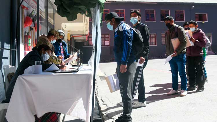 Jóvenes reclutas para el servicio militar obligatorio 2023 acuden a los diferentes cuarteles.