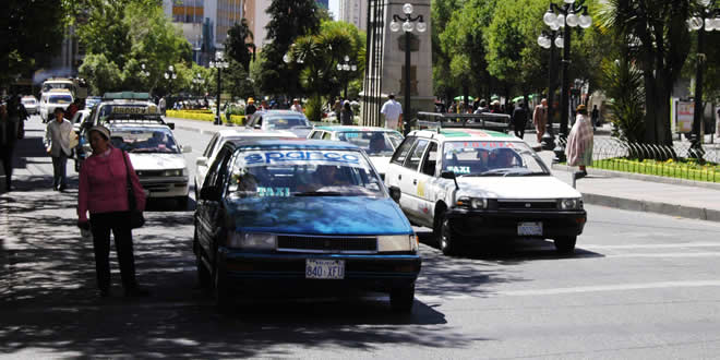 Motorizados circulan en el Prado de la ciudad de La Paz.