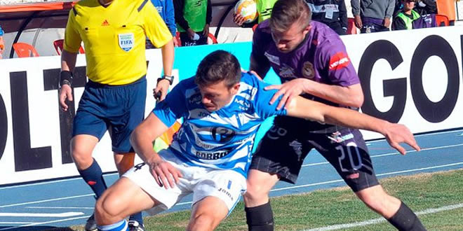 DISPUTA. Piris disputa el balón con un rival uruguayo, ayer en la Villa Imperial.