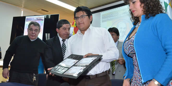 El viceministro de Telecomunicaciones, Marco Vásquez enseña la estampilla. El viceministro de Telecomunicaciones, Marco Vásquez enseña la estampilla.