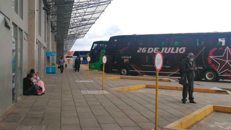 En la Terminal Metropolitana El Alto, buses a la espera de pasajeros.