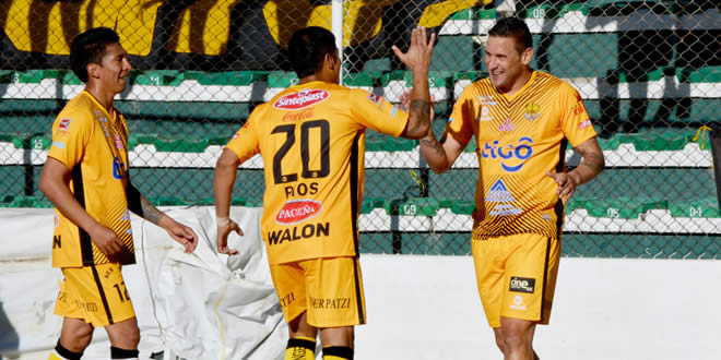 Carlos Neumann (der.) celebra un gol con Gabriel Ríos en la primera ronda de la Copa Cine Center.