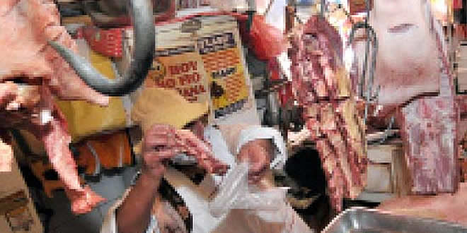Defensa del Consumidor decomisa carne en mal estado y productos vencidos