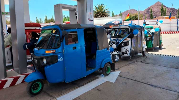 Abastecimiento de gasolina especial en una estanción de servicio.