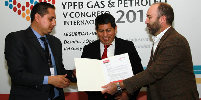 Representantes de la Revista América Economía con autoridades de YPFB e Hidrocarburos de Bolivia.