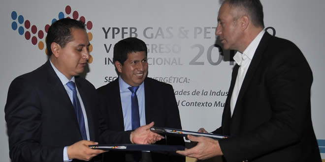 Firma de convenio entre YPFB Corporación y Petropar.