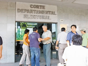 Trabajadores protestaron frente a la Corte cruceña y denunciaron fraude. El domingo se repetirá la votación en 127 mesas.