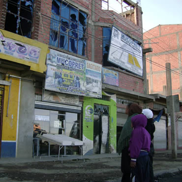 Vecinos de El Alto, en la zona de Senkata, tuvieron que levantarse una vez más para que la Alcaldía y la Policía clausuren bares y casas de lenocinio.