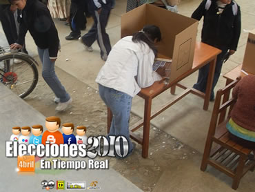 En los resintos electorales de la ciudad de El Alto los ciudadanos votaron en recintos improvisados.