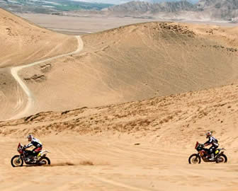 El piloto español Marc Coma, conduce su moto por delante del francés Cyril Despres.