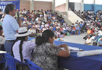 El gobernador Edmundo Novillo participa del ampliado de las seis Federaciones de Coca del departamento de Cochabamba.