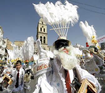 Devotos del Señor Jesús del Gran Poder bailar morenadas en la ciudad de La Paz