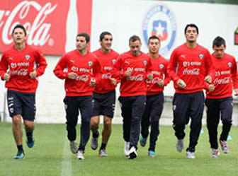 Jugadores chilenos corren durante su primer entrenamiento