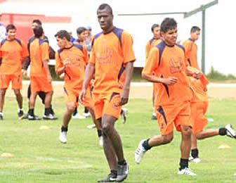 John Obregón encabeza la práctica de La Paz Fútbol Club, ayer en la Villa Litoral.