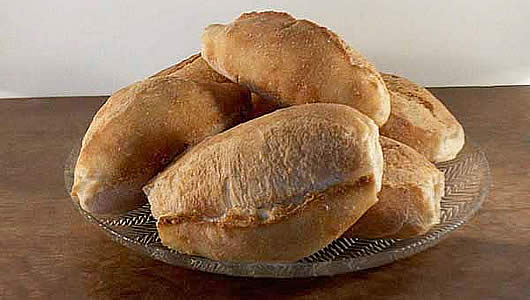 La marraqueta podría haber sido inventada por los hermanos daneses Andrés y Wigo Rasmussen. La marraqueta podría haber sido inventada por los hermanos daneses Andrés y Wigo Rasmussen.