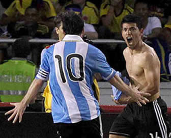 Sergio Agüero al encuentro de Lionel Messi (10) para celebrar