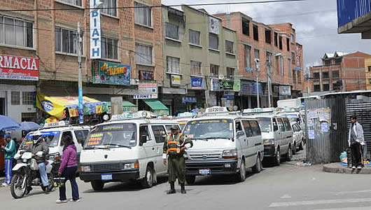 Minibuses en la Av. 6 de marzo de la ciudad de El Alto.
