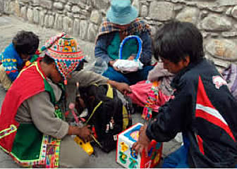 Campaña de Navidad en El Alto: Los niños con sus regalos