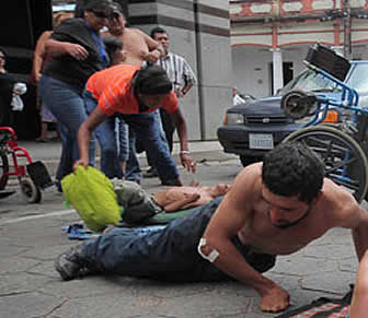 Un cuadro desgarrador se vivió en la llegada de las personas con discapacidad a Santa Cruz.