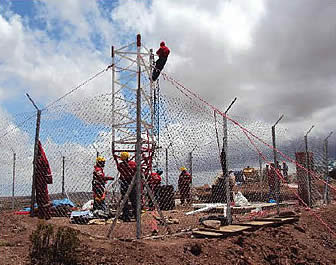 Técnicos instalan una radiobase de entel.