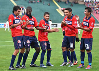 Universitario de Sucre festeja su triunfo ante La Paz FC.