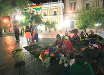 Indigenas que defienden el TIPNIS instalaron en plaza Murillo