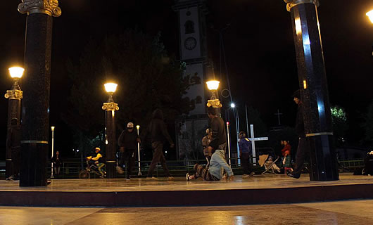 Break Dance en El Alto: jóvenes aprovechan espacios publicos