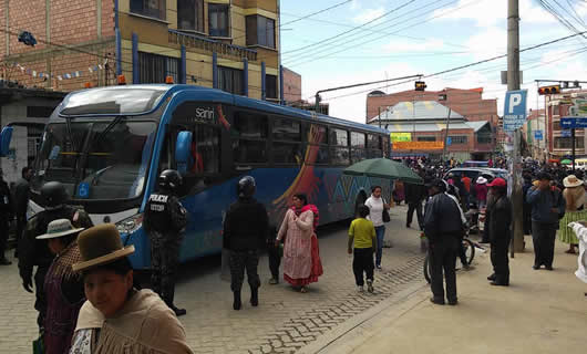 Bus Sariri en medio de bloqueos. (Foto: Marcelo Zegarra. Twitter: ‏@gasheto)