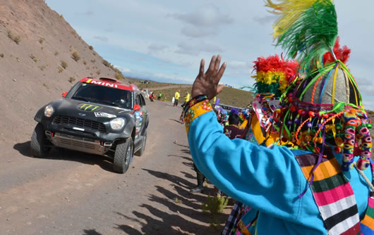 Danzas bolivianas reciben a los pilotos del Dakar en Uyuni