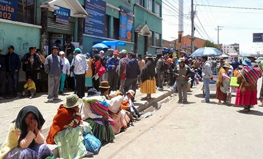 Largas filas en Segip El Alto.