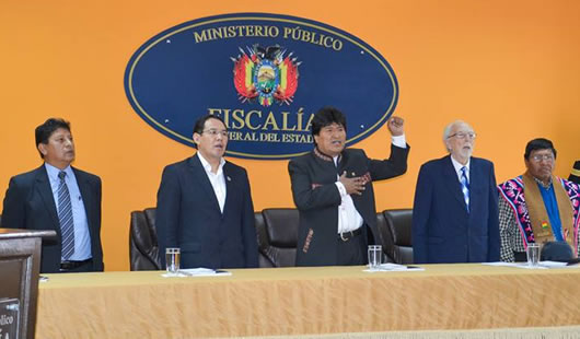 Presidente Evo Morales junto a autoridades del sistema judicial, en Sucre.