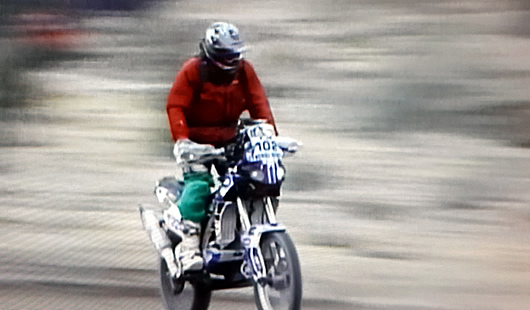 Competidores del Dakar 2015 en motocicletas y cuadratraks en Uyuni.