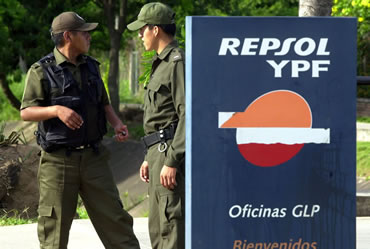 La empresa hispano argentina Repsol YPF estudia ajustar contablemente sus reservas de hidrocarburos a la nueva Constitución de Bolivia.