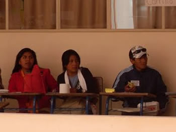 Muy temprano antes de que salga “el astro rey” los recintos electorales en la ciudad de El Alto amanecieron con los juradores electorales preparando la papelería y los escritorios “improvisados”.
