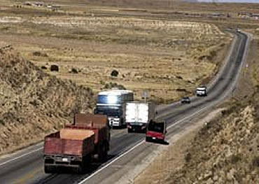 Dos accidentes en vía La Paz - Oruro dejan tres muertos y 17 heridos