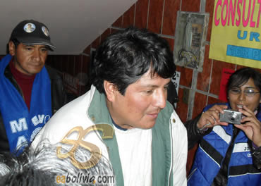 Edgar Patana Ticona, candidato del MAS a la alcaldía de El Alto, anoche a tiempo de inaugurar la casa de campana “Willka Kuti” en la zona 12 de octubre.